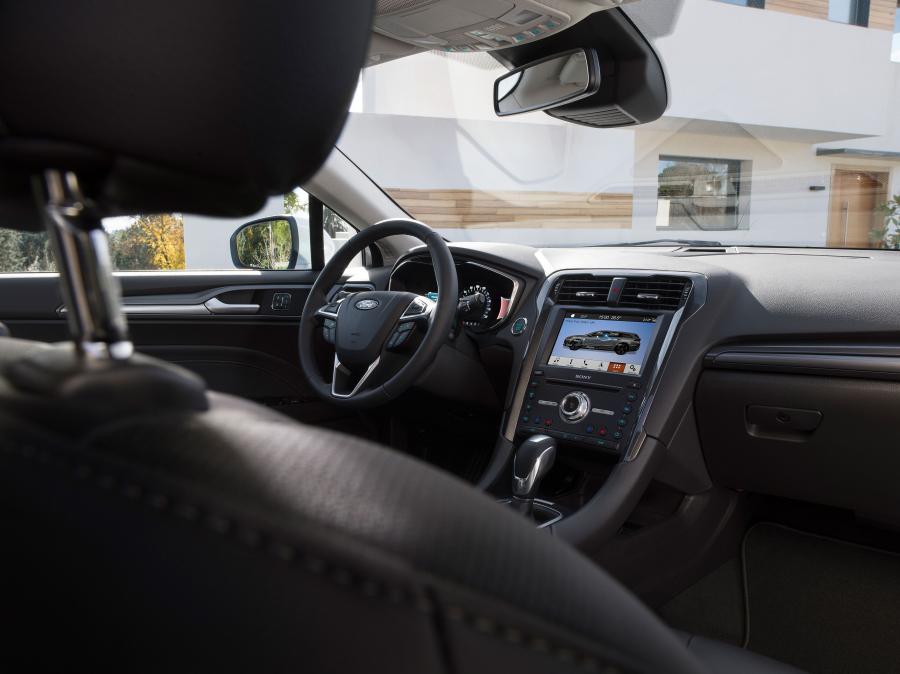Интерьер Ford Mondeo Hybrid Turnier 2019 года  (WW) (фото 6 из 8)